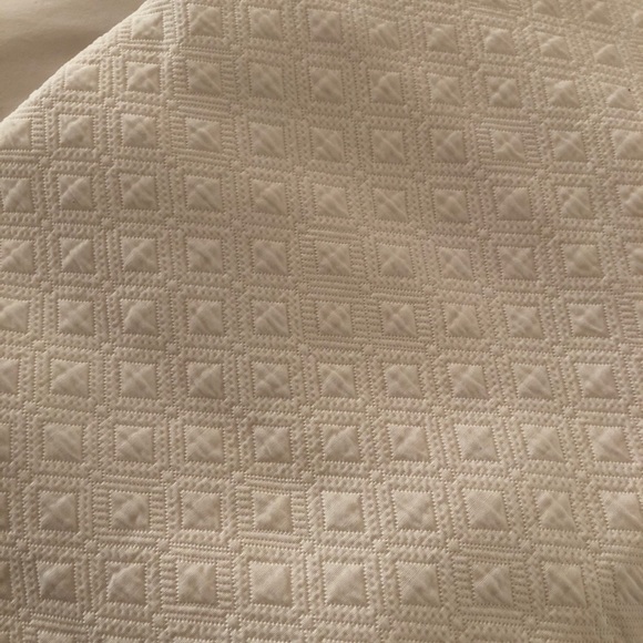 Annie Selke Lazio Matelassé Coverlet & Shams - Thumbnail 3